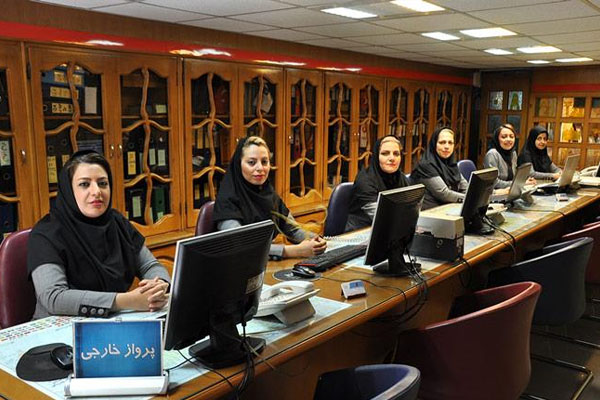 کامپیوتر در دفتر گردشگری و شرکت مهاجرتی